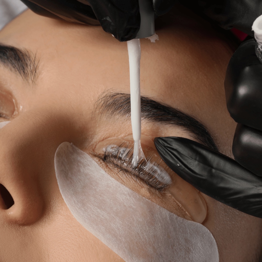 Entdecke die wahre Schönheit von Wimpern und Augenbrauen